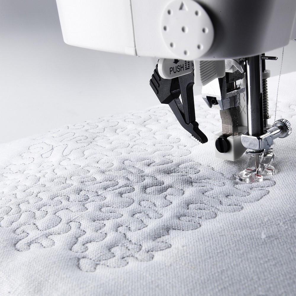 Свободно ходовая стежка лапка. Лапка вышивальная для машинки джаноме. Как поставить лапку для стежки. Лапка для стегания brother. Как поставить лапку для стежки.